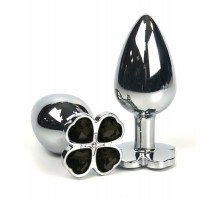 Серебристая анальная втулка с клевером из черных кристаллов - 6,5 см.