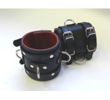 Широкие подшитые наручники с 2 ремешками, 3 D-кольцами и красной изнанкой