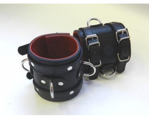 Широкие подшитые наручники с 2 ремешками, 3 D-кольцами и красной изнанкой