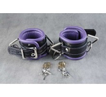 Подвёрнутые кожаные наручники с фиолетовым подкладом