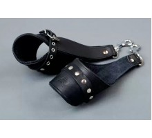 Чёрные кожаные наручники для подвешивания